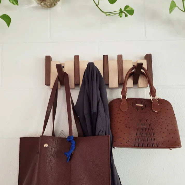 Harmonycoat Wandgarderobe - Kunstvolle, vom Klavier inspirierte Garderobe mit klappbaren Haken aus Massivholz